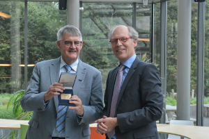 Lubbert Dijkhuizen awarded with Academie Plaquette
